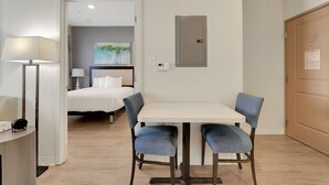 A hotel room with a bed, bedside table, lamp, and a painting on the wall. - Simplicity At the Rim 1119 I Spacious 1 Bed 1 Bth (San Antonio)
