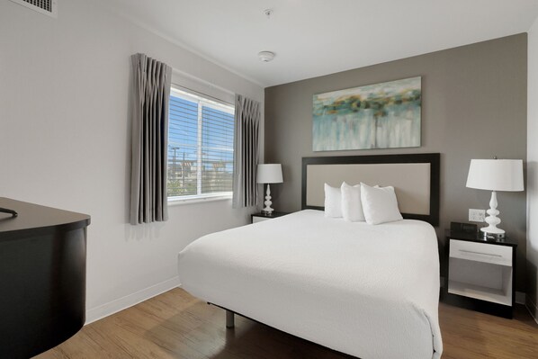 3 habitaciones, escritorio, tabla de planchar con plancha y wifi gratis