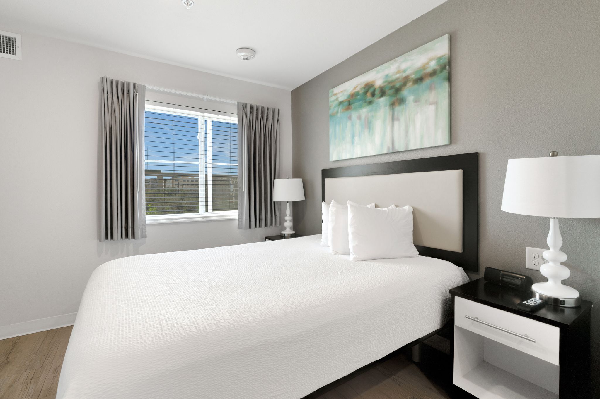 3 soverom, skrivebord, strykejern/-brett og reiseseng for barn