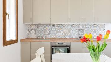 Micro-ondes, four, lave-vaisselle, grille-pain