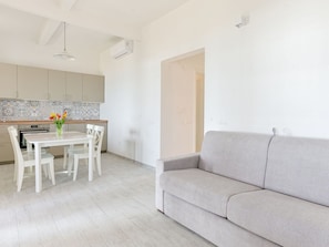 Living area - Beautiful private villa for 6 guests with A/C, WIFI, balcony and pets allowed (Follonica)