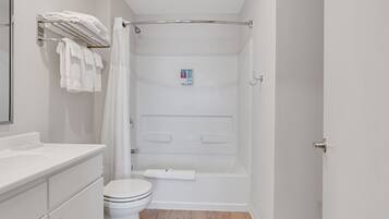 Haartrockner, Handtücher, Toilettenpapier