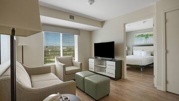 2 chambres, bureau, fer et planche à repasser, lit parapluie