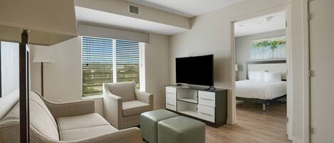 2 habitaciones, escritorio y tabla de planchar con plancha