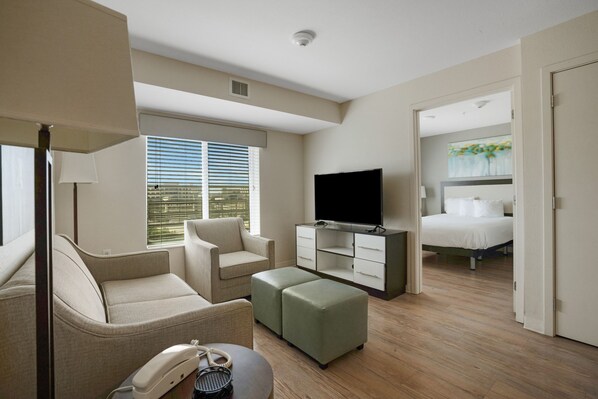 2 Schlafzimmer, Schreibtisch, Bügeleisen/Bügelbrett, Reisekinderbett