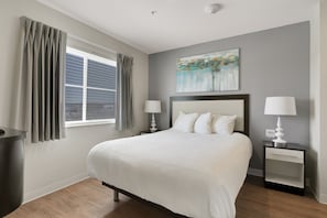 2 Schlafzimmer, Schreibtisch, Bügeleisen/Bügelbrett, Reisekinderbett