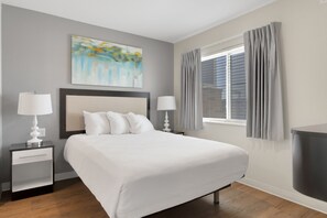 2 عدّة غرف نوم ومكتب ومكواة/لوح كي وسرير سفر