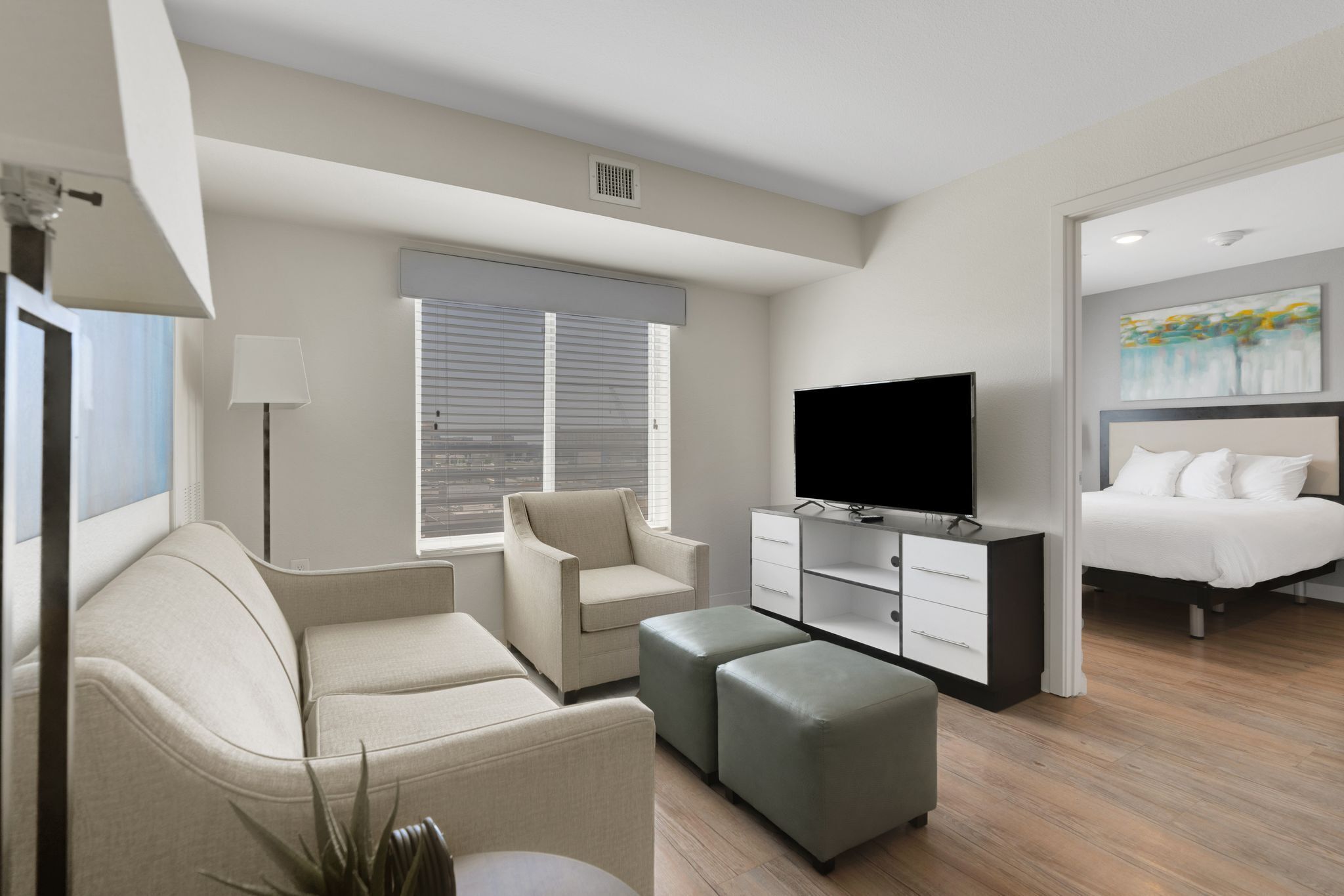 2 soverom, skrivebord, strykejern/-brett og reiseseng for barn