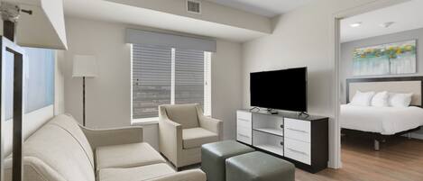 2 habitaciones, escritorio y tabla de planchar con plancha