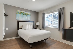 1 Schlafzimmer, Schreibtisch, Bügeleisen/Bügelbrett, Reisekinderbett