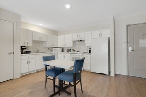Frigorífico, microondas, horno y placa de cocina
