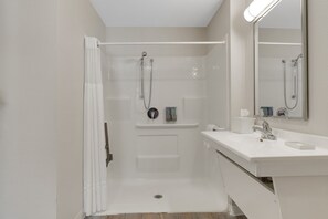 Een haardroger, handdoeken