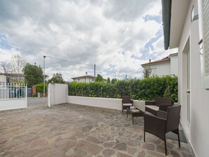 Outdoor dining - Wonderful private villa for 4 people with A/C, WIFI, TV and patio (Camaiore)