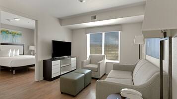 2 chambres, bureau, fer et planche à repasser, lit parapluie