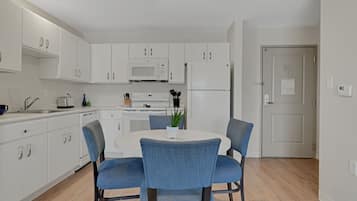 Coffee/tea maker, fridge, microwave, oven