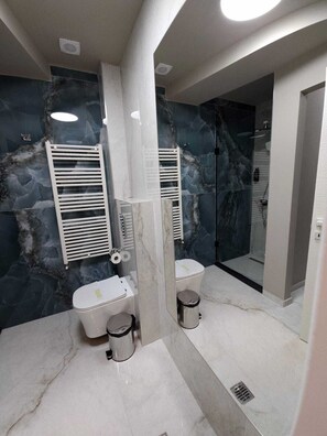 Apartamento familiar | Baño | Ducha, secador de pelo, albornoces y zapatillas
