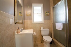 Dusche, Haartrockner, Handtücher, Seife