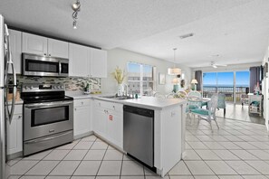 Jääkaappi, mikroaaltouuni, uuni, liesi