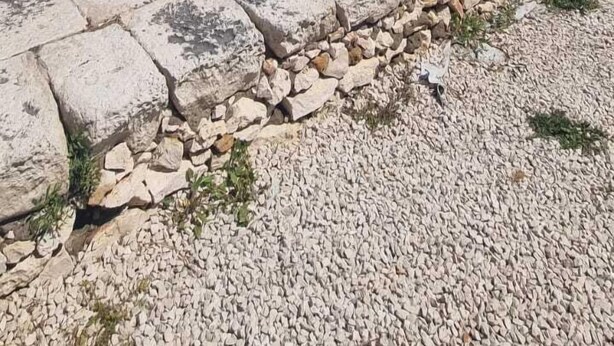 A rocky shoreline with clear blue water and a stone pathway leading to the sea. - Villa Amos Marzamemi San Lorenzo (San Lorenzo)