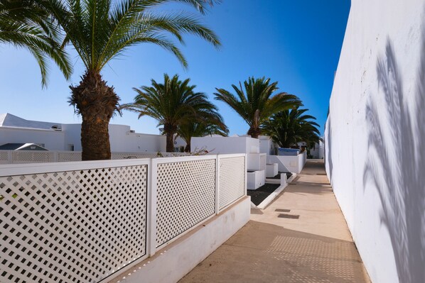Property grounds - L'AZDORA LA CONCHA CLOSE TO THE SEA (Playa Honda)