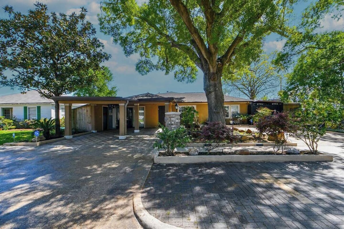 Photo 8 of Texas Big + Pool + Hottub + Bar + 8 bedroom+ Ping Pong + Mother-in-Law Suite