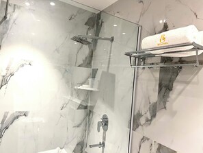 Shower, free toiletries, hair dryer, towels - Hotel Bella Costa (Ludhiana)