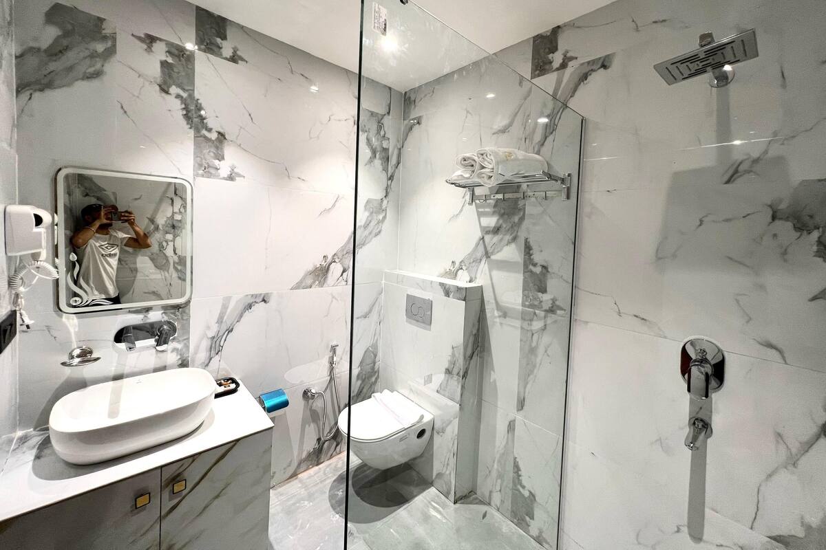 Buồng tắm vòi sen, đồ dùng nhà tắm miễn phí, máy sấy tóc, khăn tắm 