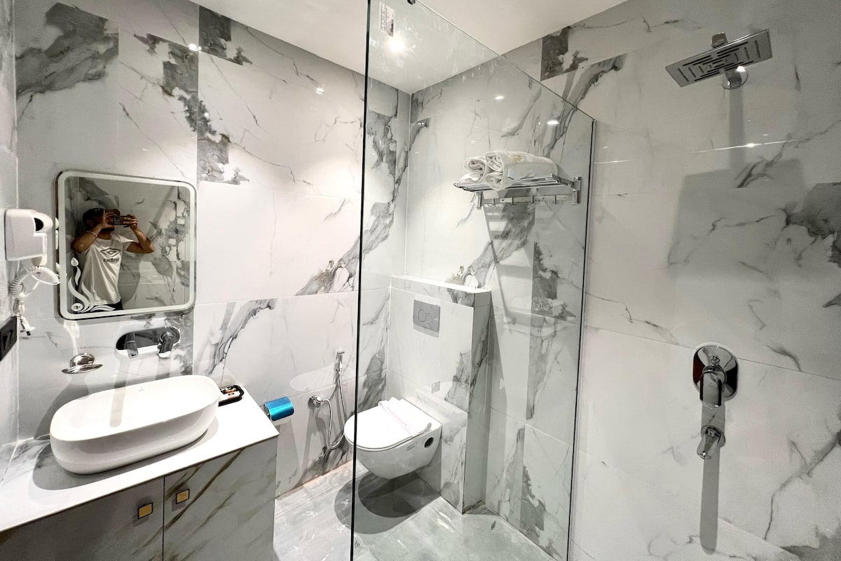 Shower, free toiletries, hair dryer, towels