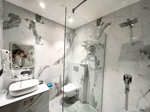 تجهيزات دش، مستلزمات مجانية للعناية الشخصية، مجففات شعر، مناشف