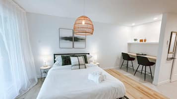 Tabla de planchar con plancha, wifi y ropa de cama