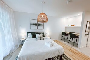 Tabla de planchar con plancha, wifi y ropa de cama 