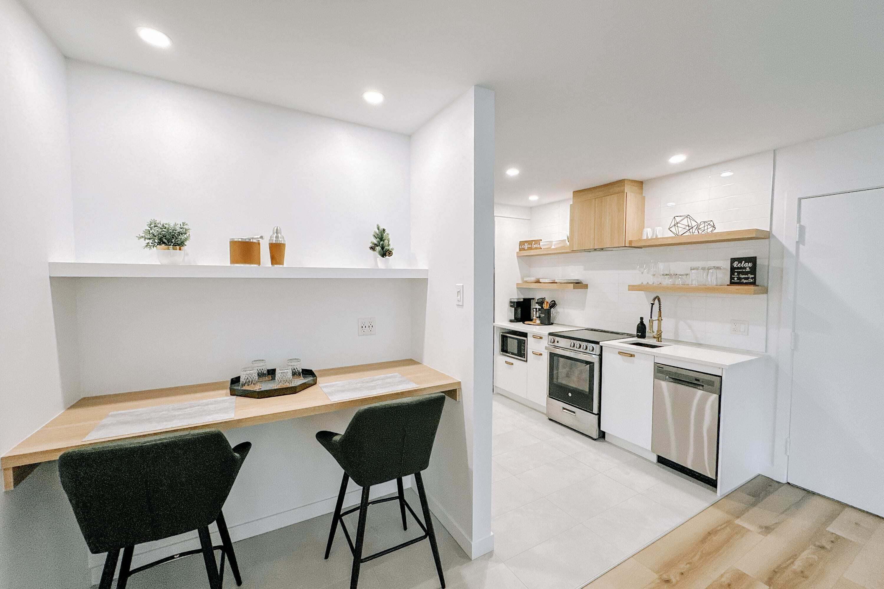 Réfrigérateur, four à micro-ondes, un four, surface de cuisson