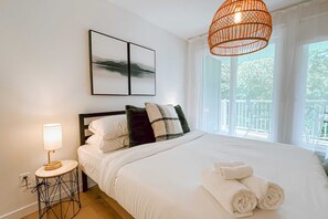 Tabla de planchar con plancha, wifi y ropa de cama 