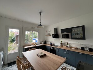 Fridge, microwave, oven, stovetop - Arcachon: 3-bedroom house ideal for family/friends (Arcachon)