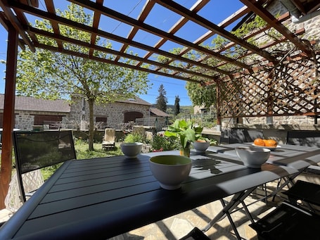 Outdoor dining. Spacious and serene cottage with garden, pets allowed