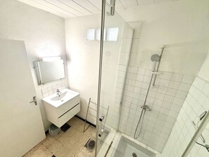 Bathroom - 2-Room Apartment, Sea View Terrace, Private Parking (Port-la-Nouvelle)