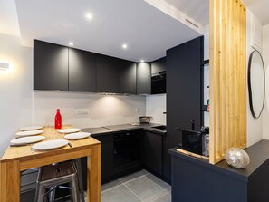 Kylskåp, mikrovågsugn, ugn och spishäll