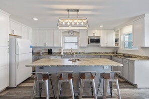 Réfrigérateur, four à micro-ondes, un four, surface de cuisson