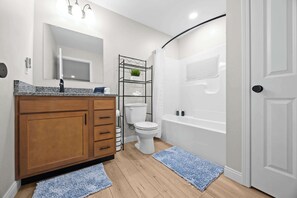 Douche, sèche-cheveux, serviettes fournies