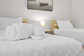 4 bedrooms, iron/ironing board, WiFi, bed sheets