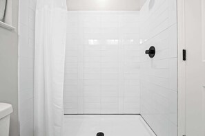Dusche, Haartrockner, Handtücher, Shampoo