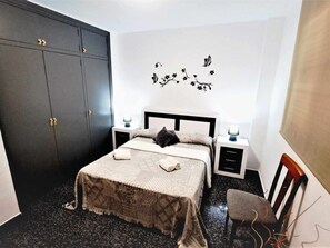 2 bedrooms, Internet, bed sheets - 2-Bedroom Apartment Near the Beach in Salou (Salou)