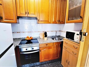 Fridge, microwave, oven, coffee/tea maker - 2-Bedroom Apartment Near the Beach in Salou (Salou)