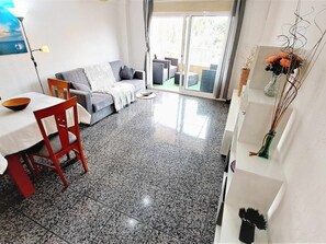 TV - 2-Bedroom Apartment Near the Beach in Salou (Salou)