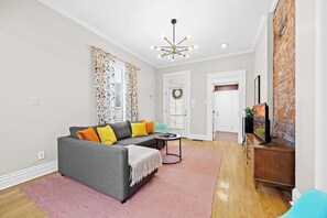 Televisión y oficina 