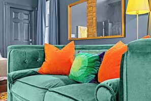 Televisión y chimenea 