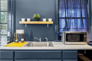 Microondas, horno, cafetera y tetera y tostadora 