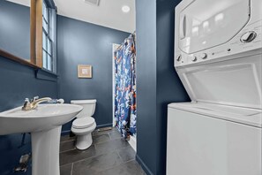 Douche, sèche-cheveux, serviettes fournies