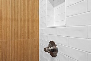 Dusche, Haartrockner, Handtücher, Shampoo
