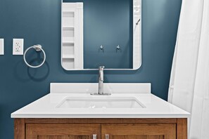 Douche, sèche-cheveux, serviettes fournies